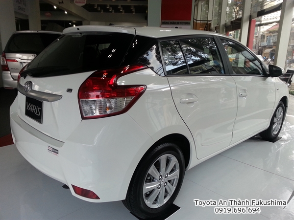 Giá Xe Toyota Yaris E 2015 Mới Nhập Khẩu Màu trắng 
